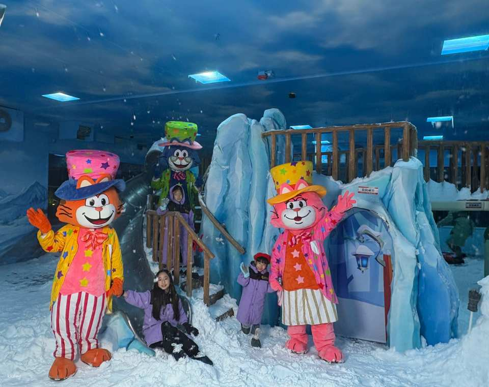 Happy World | Fantasy Snow Park | Drift Bumper Cars | Snow Carousel | Farm Express | Indoor Children's Playground | Great Place for Families - Photo 1 of 5