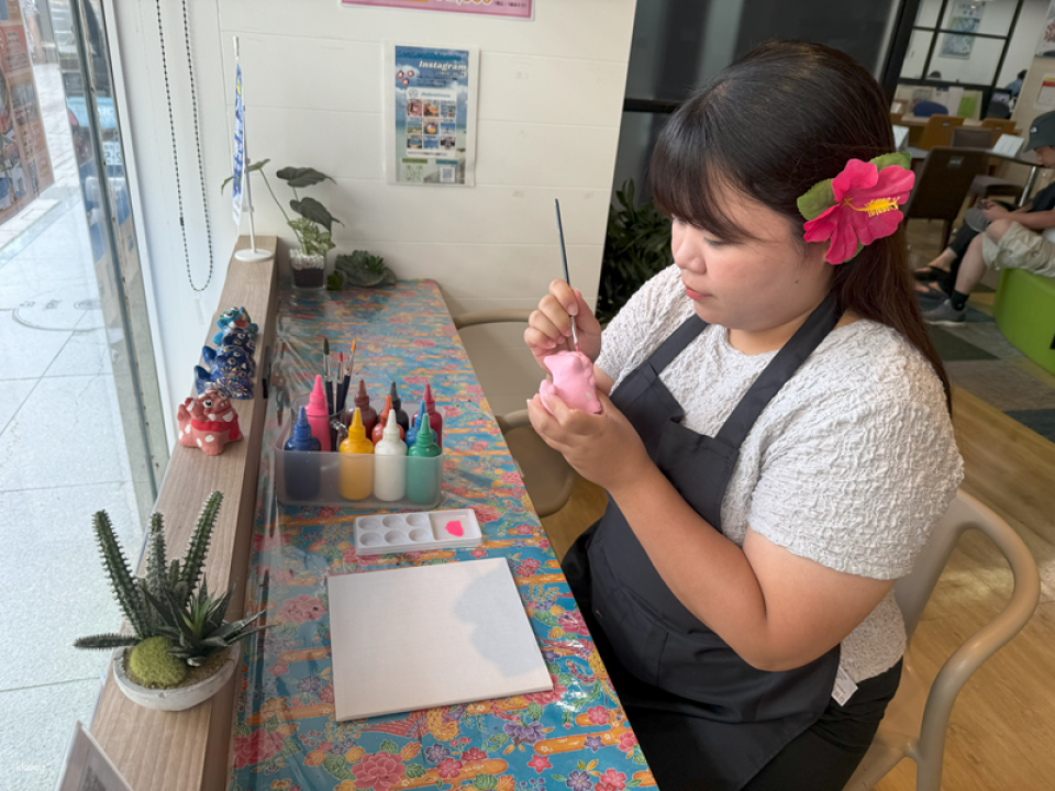 LeaLea Lounge Okinawa: Choose from Shisa, Whale Shark, Dolphin, Sea Turtle, or Glass Painting. Book your painting experience (Naha City, Okinawa). - Photo 1 of 5