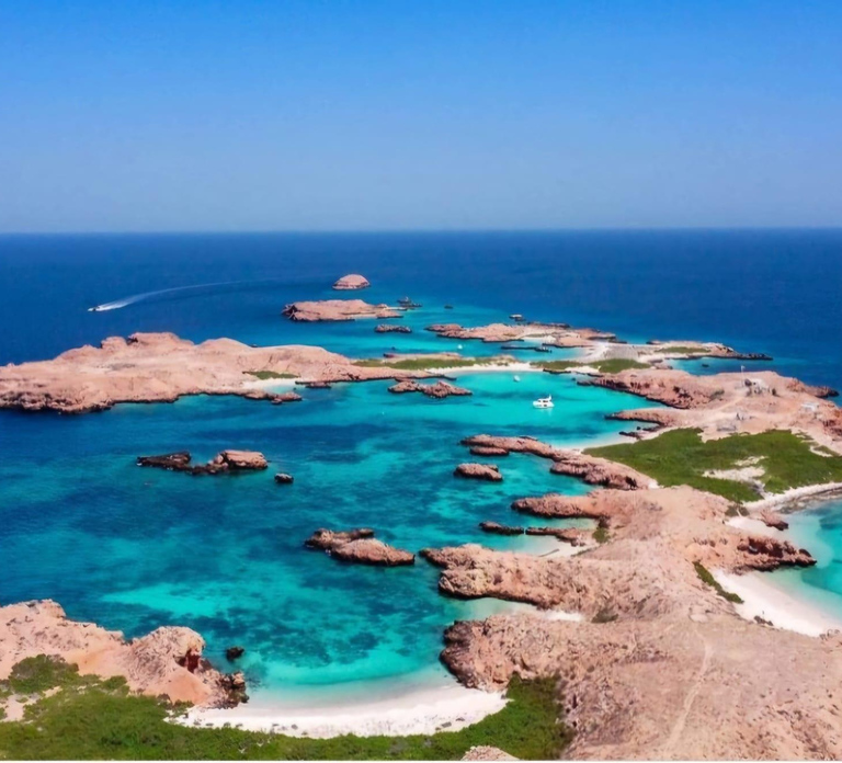 Muscat: Daymaniyat Islands Snorkeling Trip + BBQ-style Lunch - Photo 1 of 8