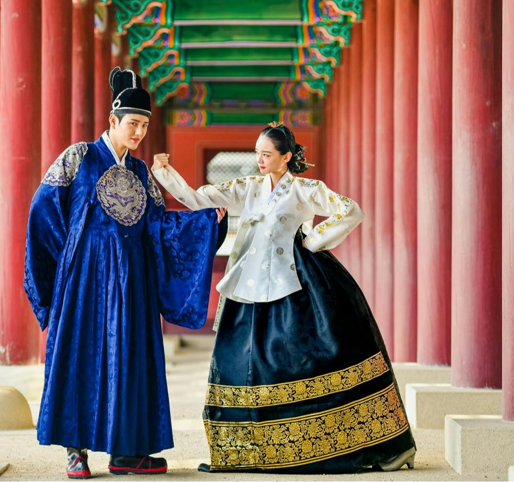 Photoshoot Gyeongbokgung: Premium Hanbok 2-Hr Rental + Indoor Basic Profile Shoot - Photo 1 of 11