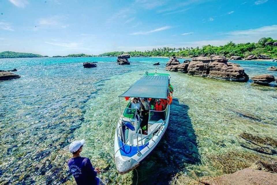 Phu Quoc in One day: Discovery 4 Island by Speedboat with Cable Car - Photo 1 of 6