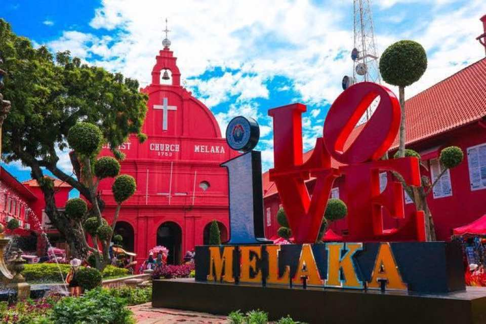 Putrajaya & Malacca Magical Day Tour: Pink Mosque, Straits Mosque, Stadthuys, Jonker Street - Photo 1 of 10