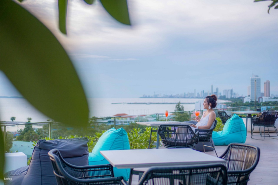 Sky Vibe Rooftop Bar at Cross Vibe Pattaya Seaphere (Pattaya) | ประเทศไทย - Photo 1 of 7