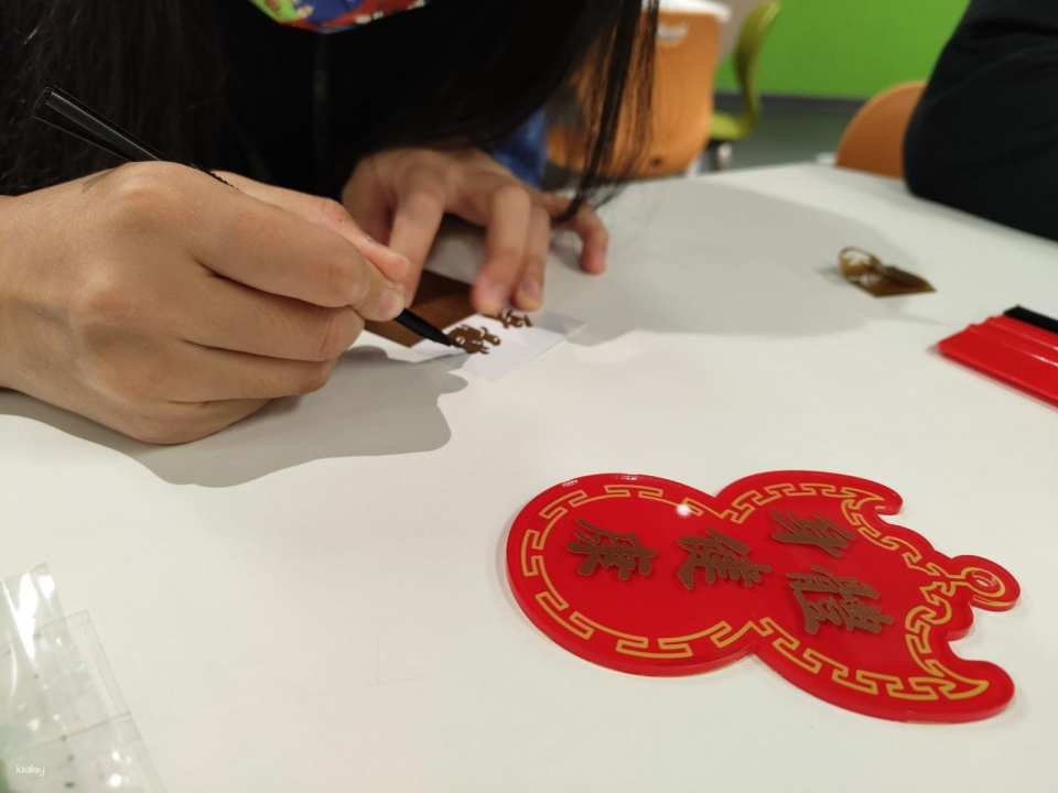 [Weekend Getaway] Bat-shaped Coin Pawnshop Sign Workshop | Bus Tour of Tsim Sha Tsui | Dragon Castle International Buffet Afternoon Tea | Departure Dates: May 1, 2, 3, 17, 23, 24, and June 6, 2026 - Photo 1 of 3