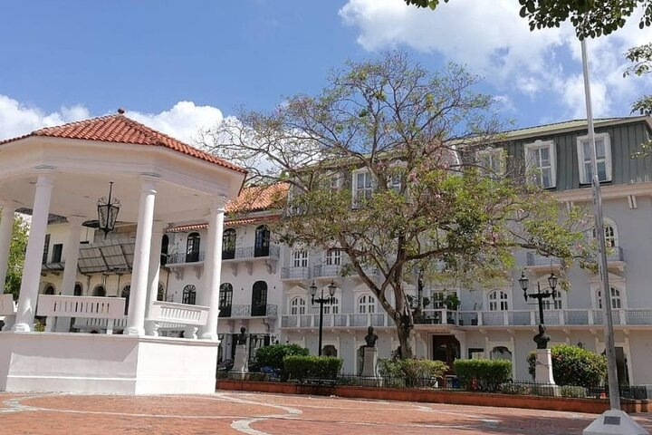 Cathedral Plaza: Scene of our colonial life; executions; independences and separations.