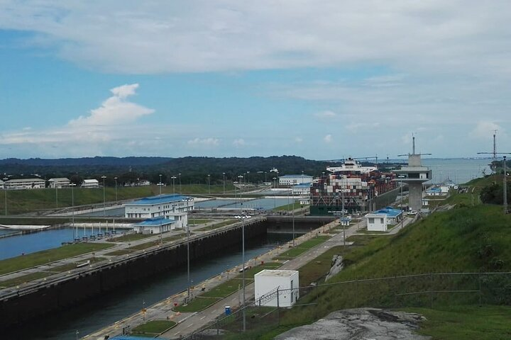 Private Layover Transfer to Panama Miraflores Visitor Center - Photo 1 of 8
