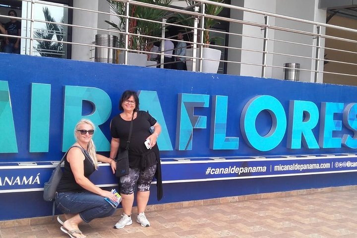 lift panama miraflores locks