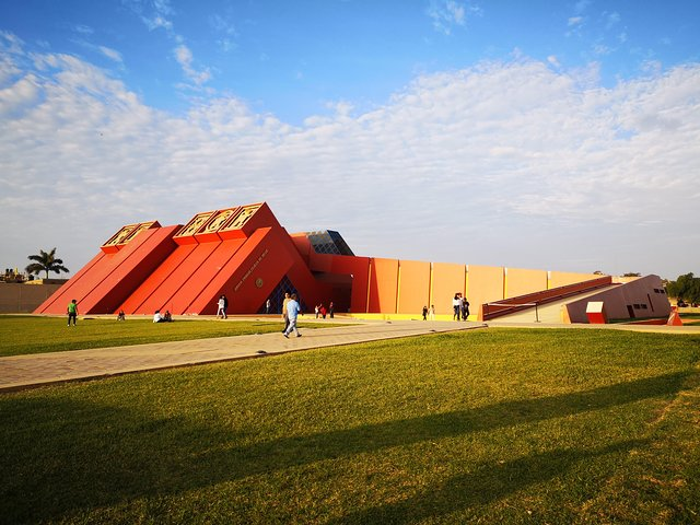 The best museum you will see in the north of the country, three floors, three graves, thousands of pieces, a fascination.