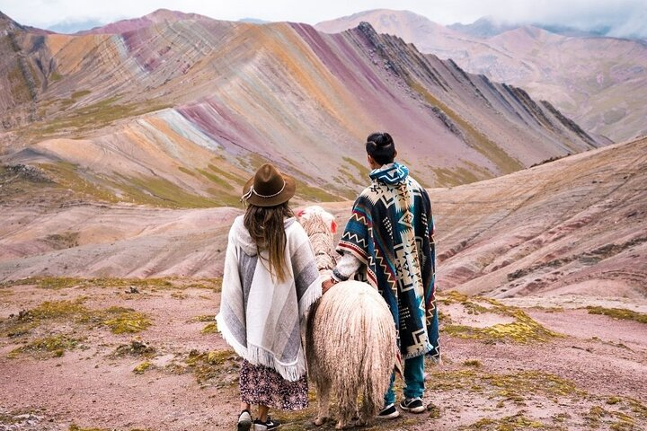 Couple enjoying view to Palccoyo Mountain