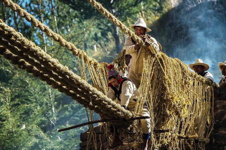 Construction of the last Inka Queswachaca bridge