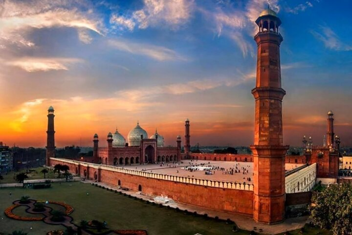 A beautiful & stunning view of Imerial Mosque (Badshahi Masjid).