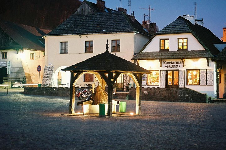 Main Square with a Gallery in the back ground.
