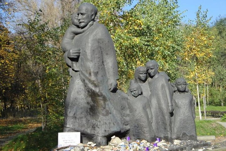 Janusz Korczak monument