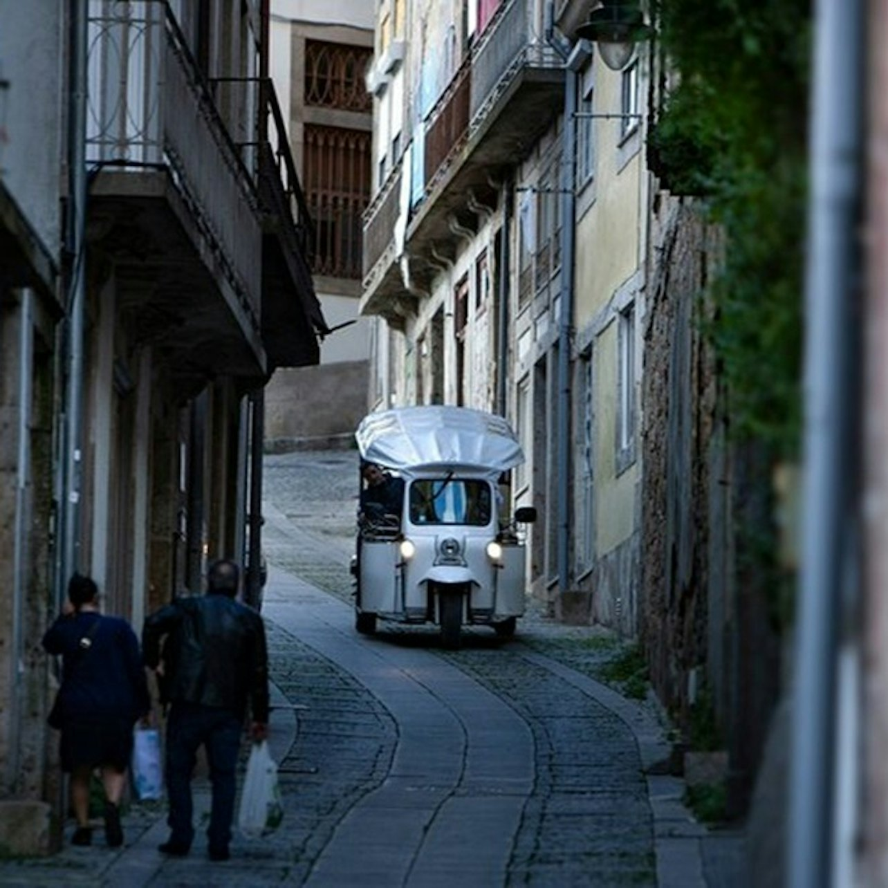Porto: Private Electric Tuk Tuk Sightseeing Tour - Photo 1 of 5