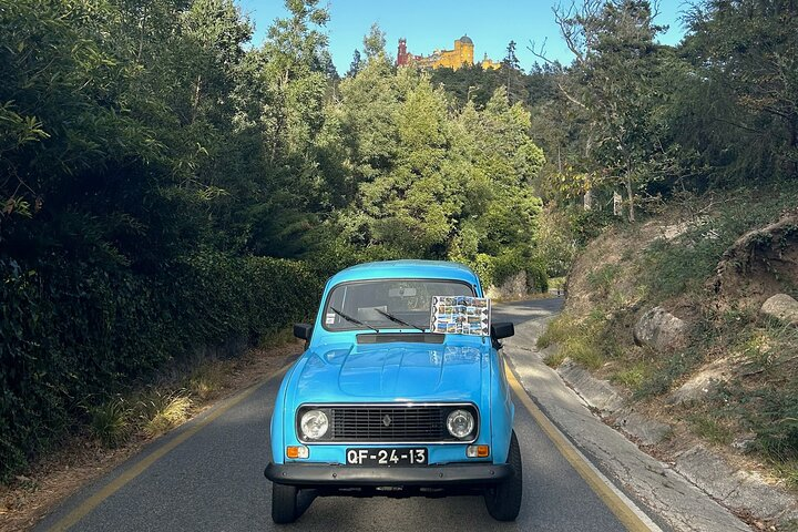 Blue Renault 4L

A vintage car that will give you great memories in Sintra