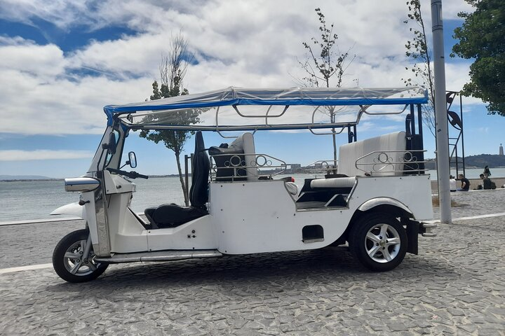 1-hour private eco tuk-tuk tour for up to 6 people through Lisbon  - Photo 1 of 6