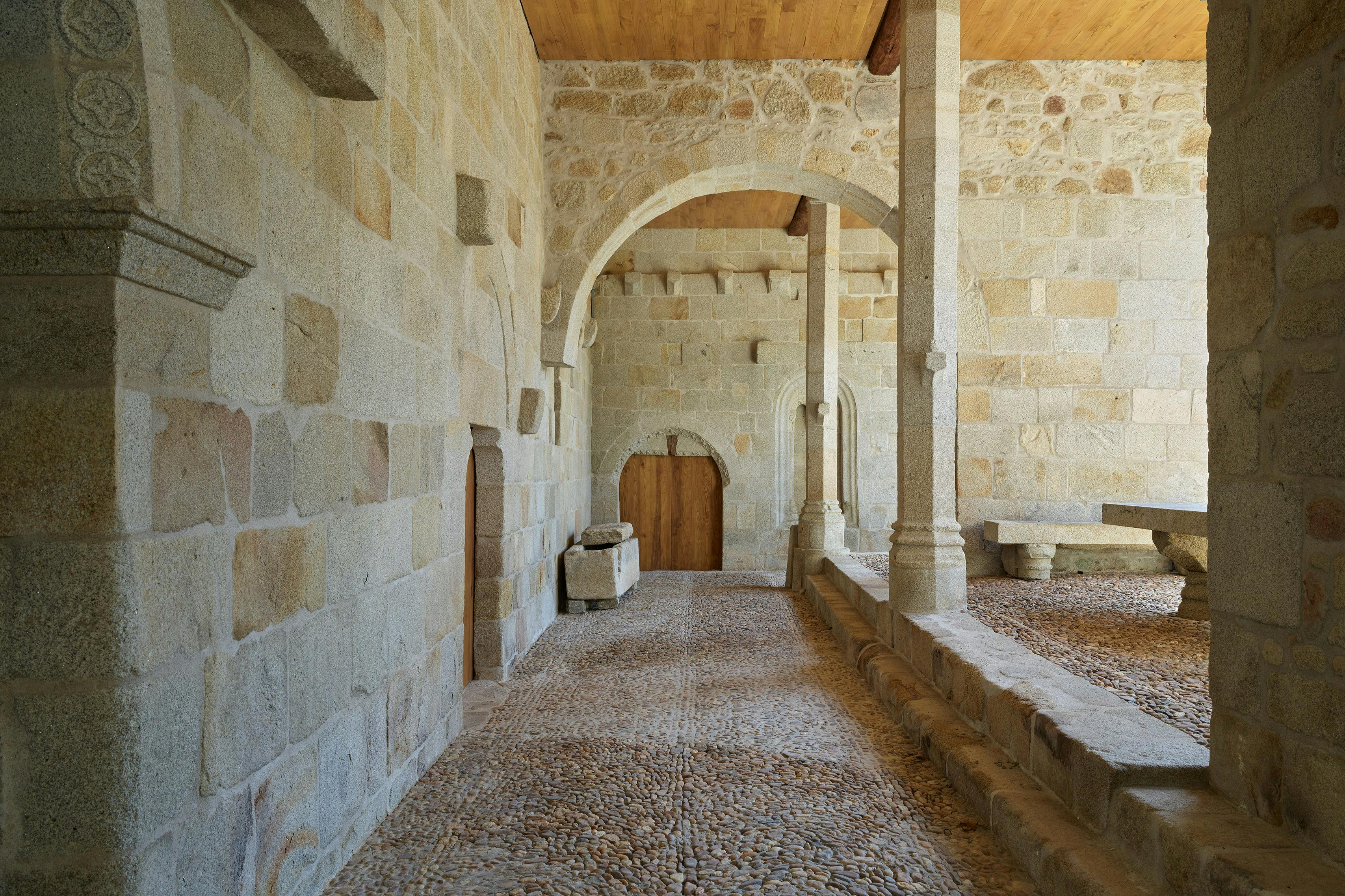 Fundação Livraria Lello: Entry Ticket + Guided Tour - Photo 1 of 10