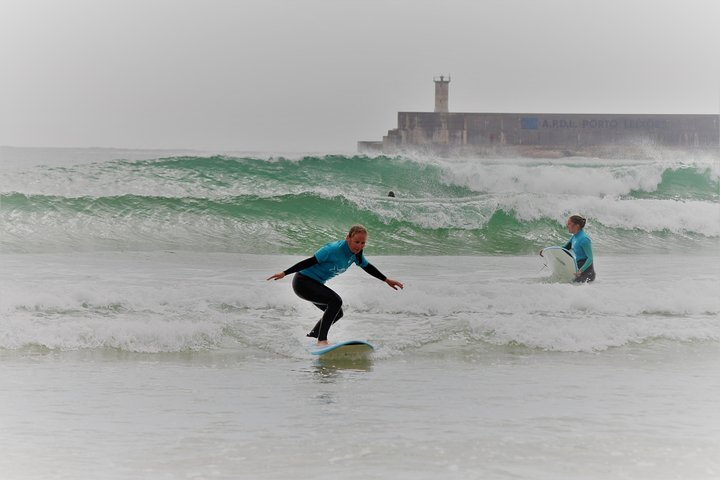 Surf class in Porto - small groups, ideal for beginners - Photo 1 of 6