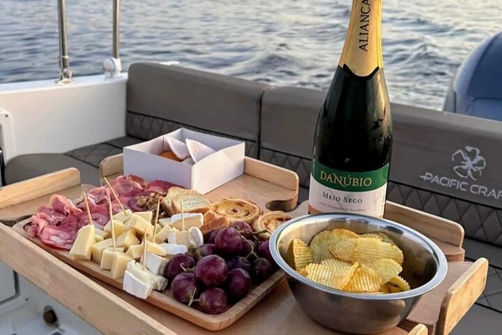 Private cruise of the 6 bridges with tapas and Porto wine - Photo 1 of 25