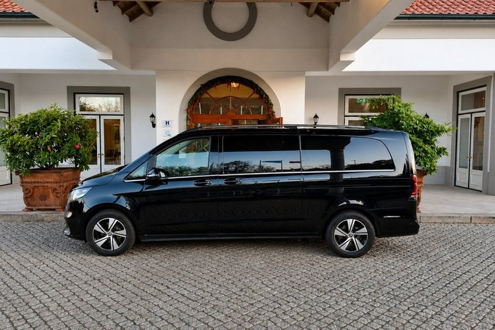 Private Transfer Between PortoAirport or Porto City and Guimarães - Photo 1 of 15