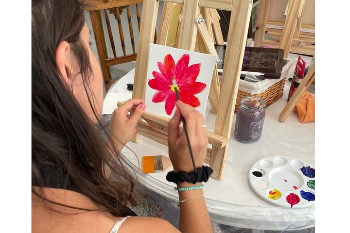 Painting class at an Art Gallery in Lisbon - Photo 1 of 4