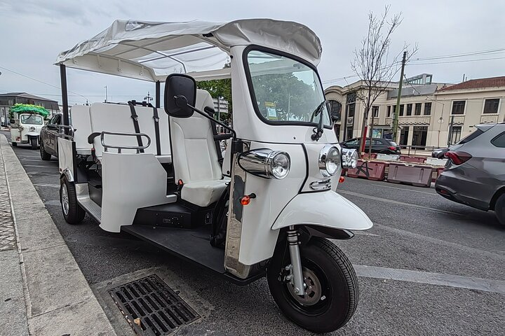 Lisbon sightseeing tour by eco tuk-tuk  - Photo 1 of 25