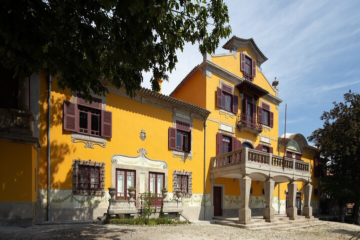 Casa São Roque's facade, a work that combines the XVIII and the XIV centuries.