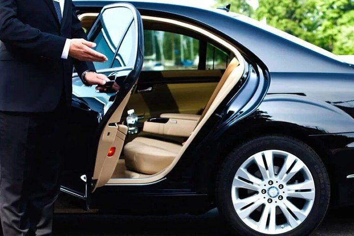 Luxury Airport Transfers and Taxi Services(Pick up&Drop off) - Photo 1 of 7