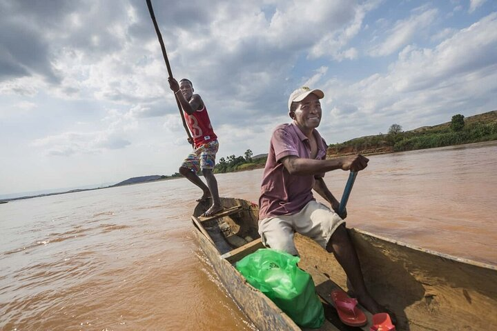 You will have two boatmen during the canoe ride descent on Tsiribihina river.