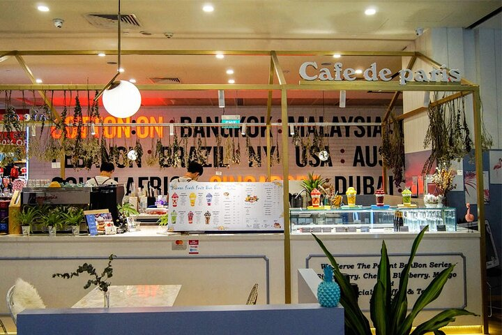 Get creative at Cafe de Paris while sipping a complimentary drink! Enjoy a relaxed art-jamming session with all materials delivered to your home turning your space into a canvas.