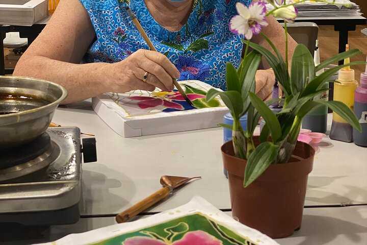 Immerse yourself in the rich traditions of batik painting guided by a local artist. Explore creativity while enjoying conversations about Singapore's art scene in a relaxed setting.