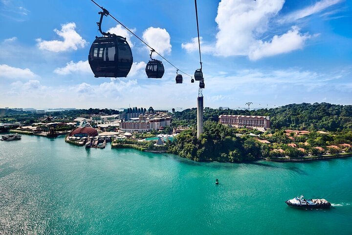 Soar above Singapore and enjoy panoramic views of Mount Faber Park HarbourFront and Sentosa Island. Capture unforgettable moments from the heights of Faber Peak as adventures await.