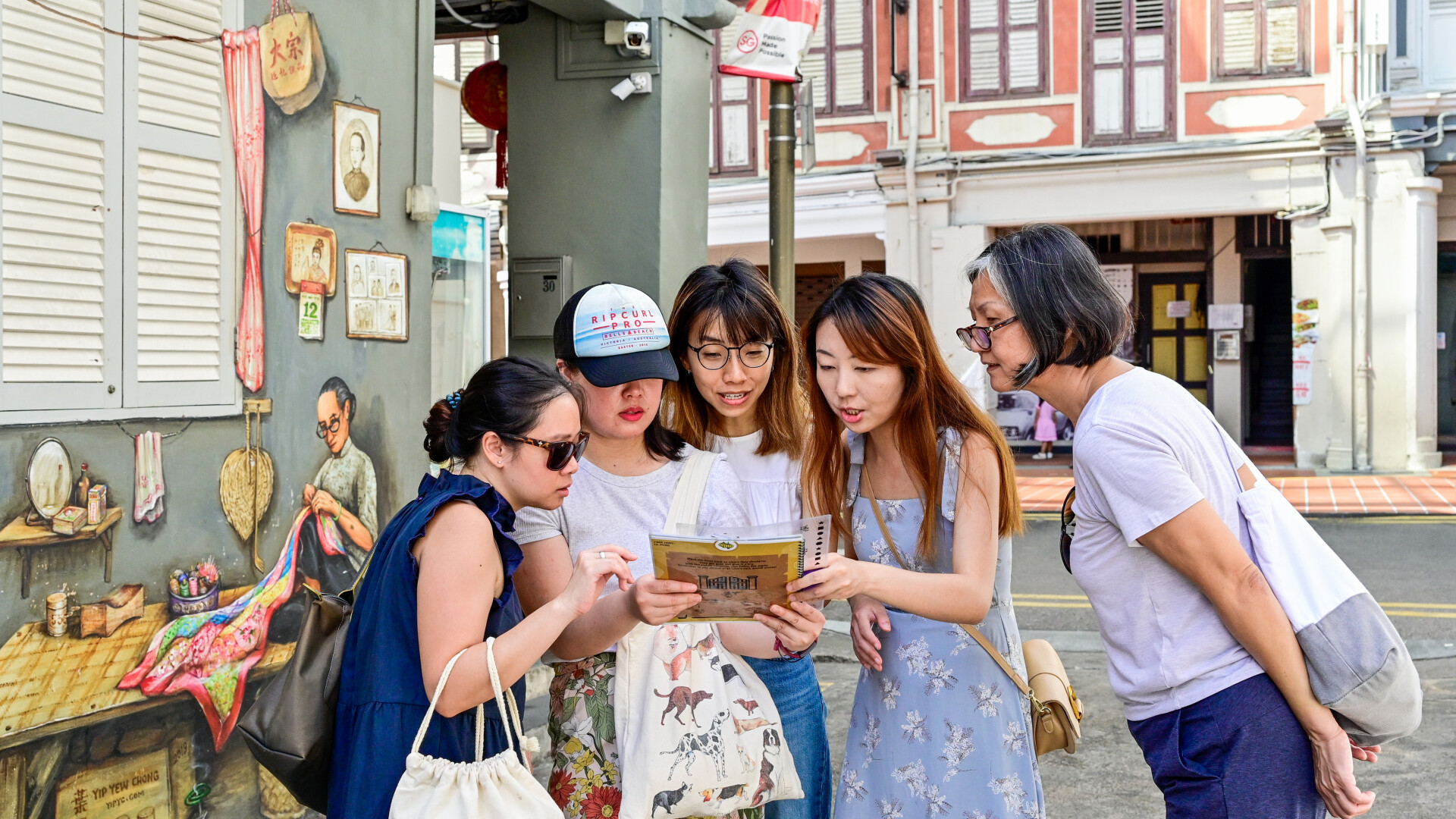 Join a dynamic group as you navigate Chinatown's streets solving puzzles and piecing together clues in an immersive quest to catch a cunning serial killer. Adventure awaits!