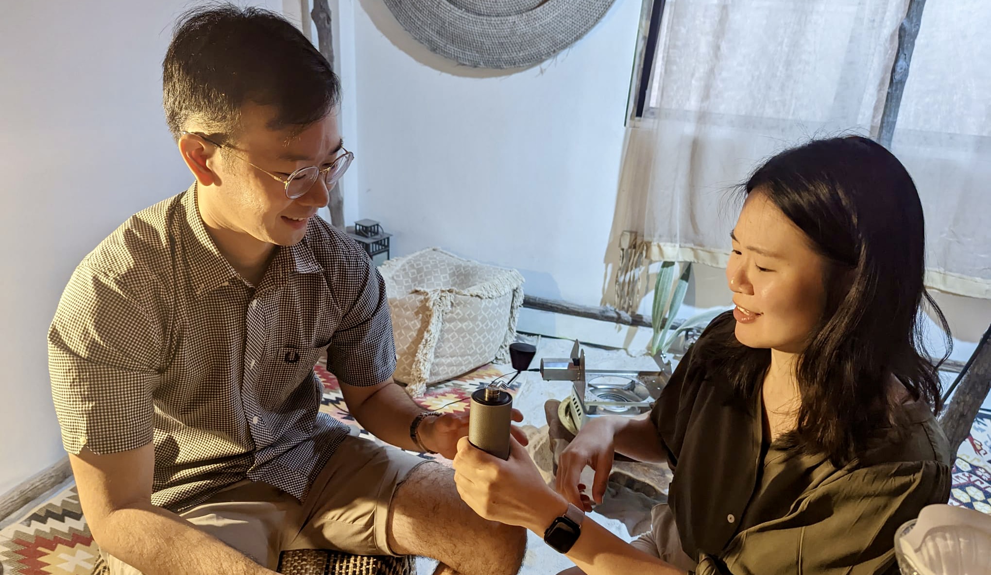 Engage in hands-on coffee roasting as you connect with fellow enthusiasts master brewing methods in a cozy desert-themed setting and savor fresh bagels during this unique experience.