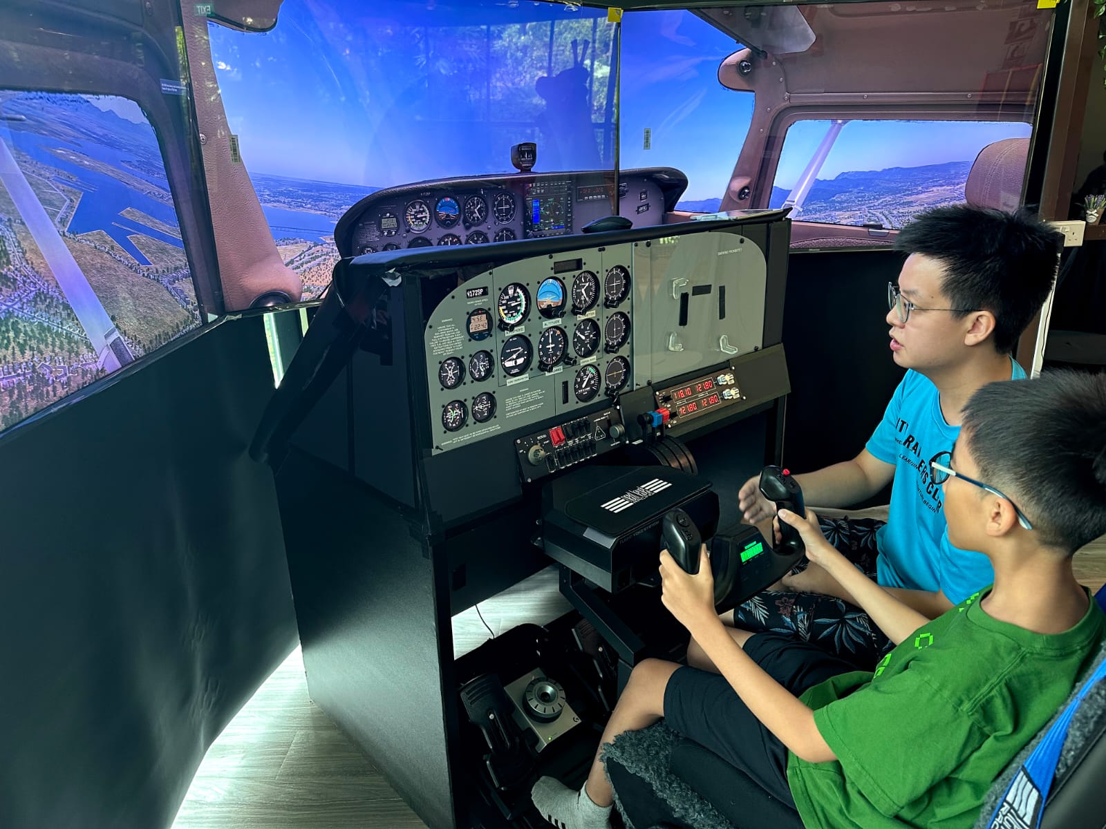 Experience the excitement of piloting a Cessna 172 in a realistic flight simulator. Navigate global airports master flying techniques and bond with family in this unique adventure.