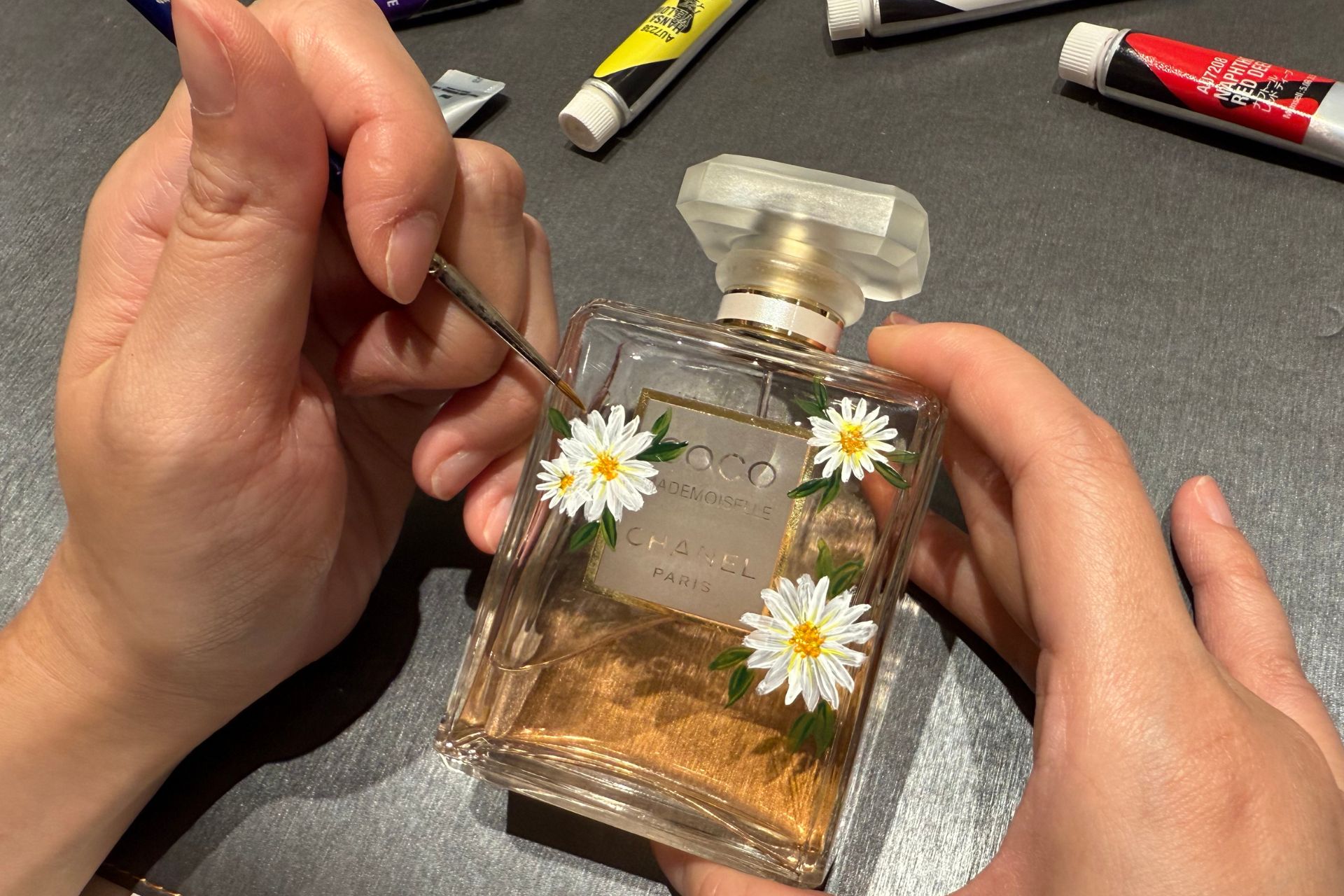 Glass Painting: Transforming Clear Surfaces into Colourful Stories - Photo 1 of 4