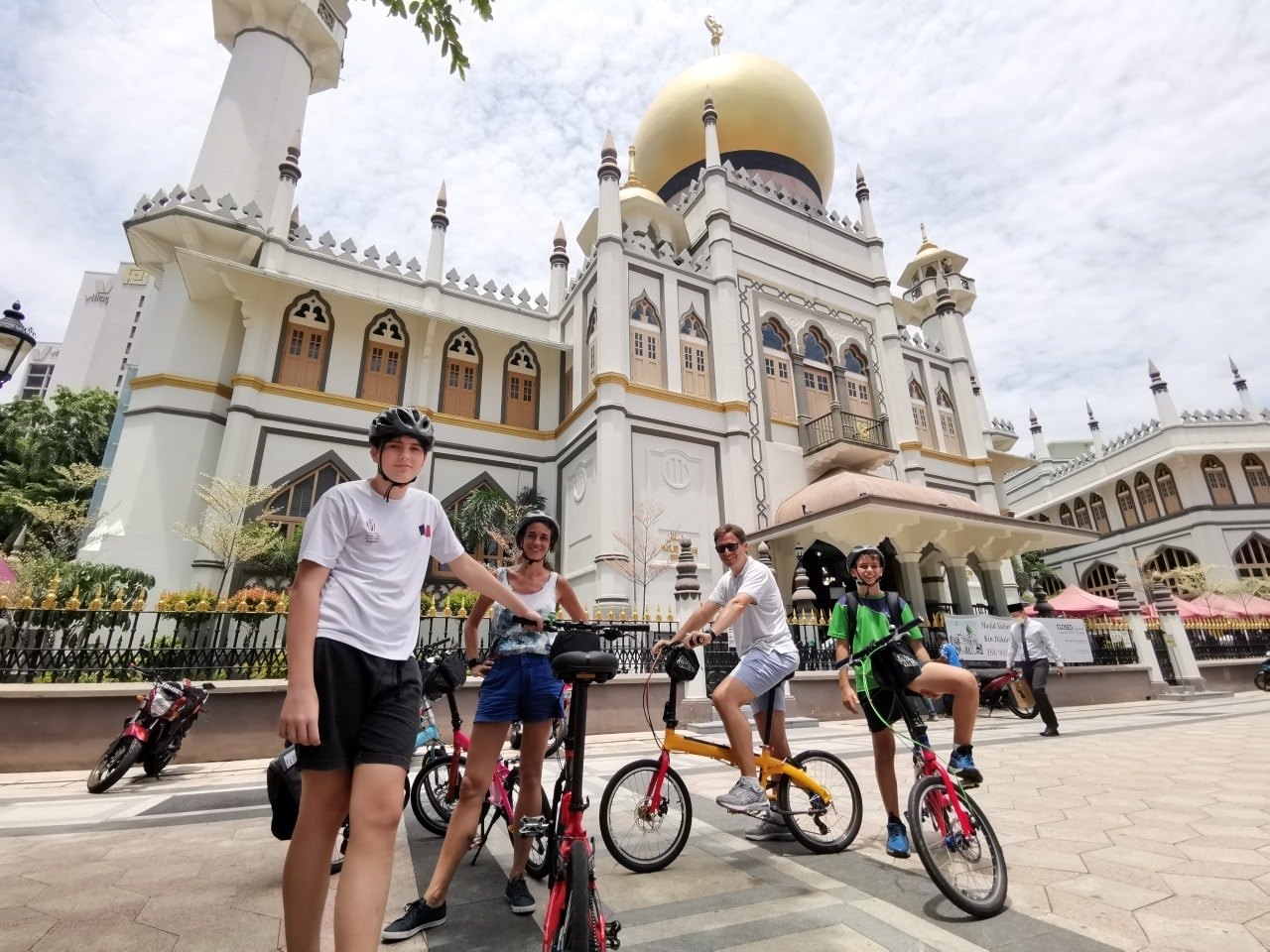Explore the iconic Bugis area to see the stunning Sultan Mosque and colourful murals and fascinating stores at Arab Street.
