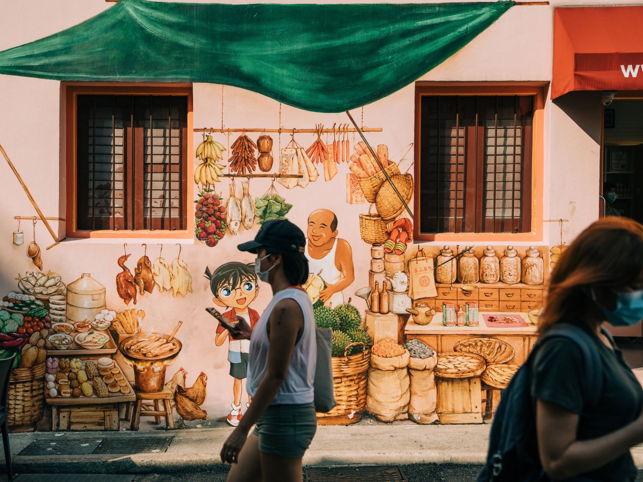 Wander through charming streets adorned with colorful murals where rich cultural stories unfold and the tantalizing aromas of traditional Chinese dishes tempt your taste buds. Discover hidden gems in Singapore's Chinatown.