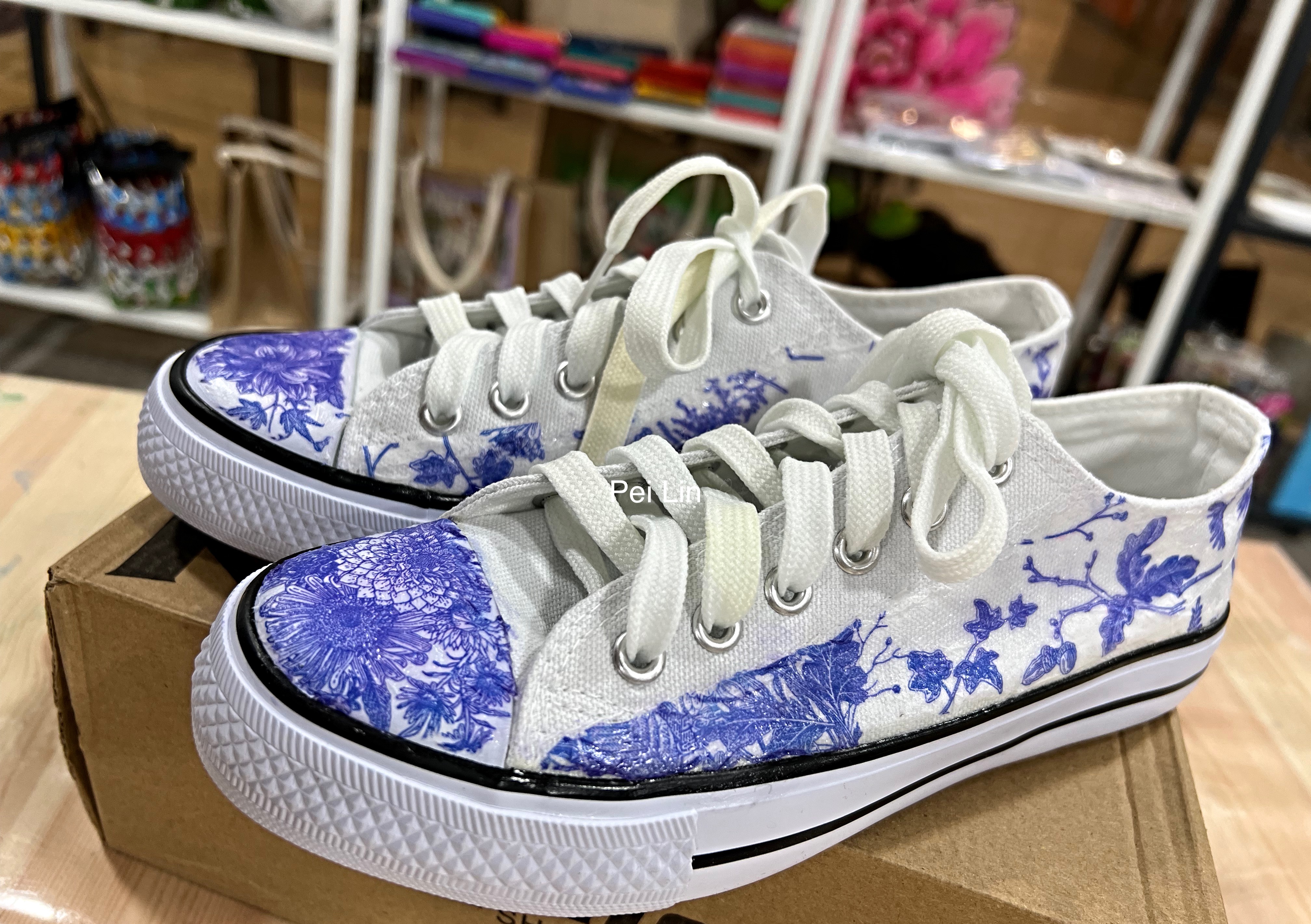 Unleash your creativity in Singapore by designing unique sneakers surrounded by an inspiring studio space and all the materials at your fingertips for a fun artistic experience.