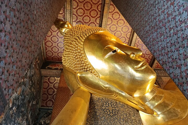 Experience the grandeur of Bangkok's landmarks like the impressive Reclining Buddha where rich history and art combine inviting travelers to immerse themselves in Thailand's cultural heritage.