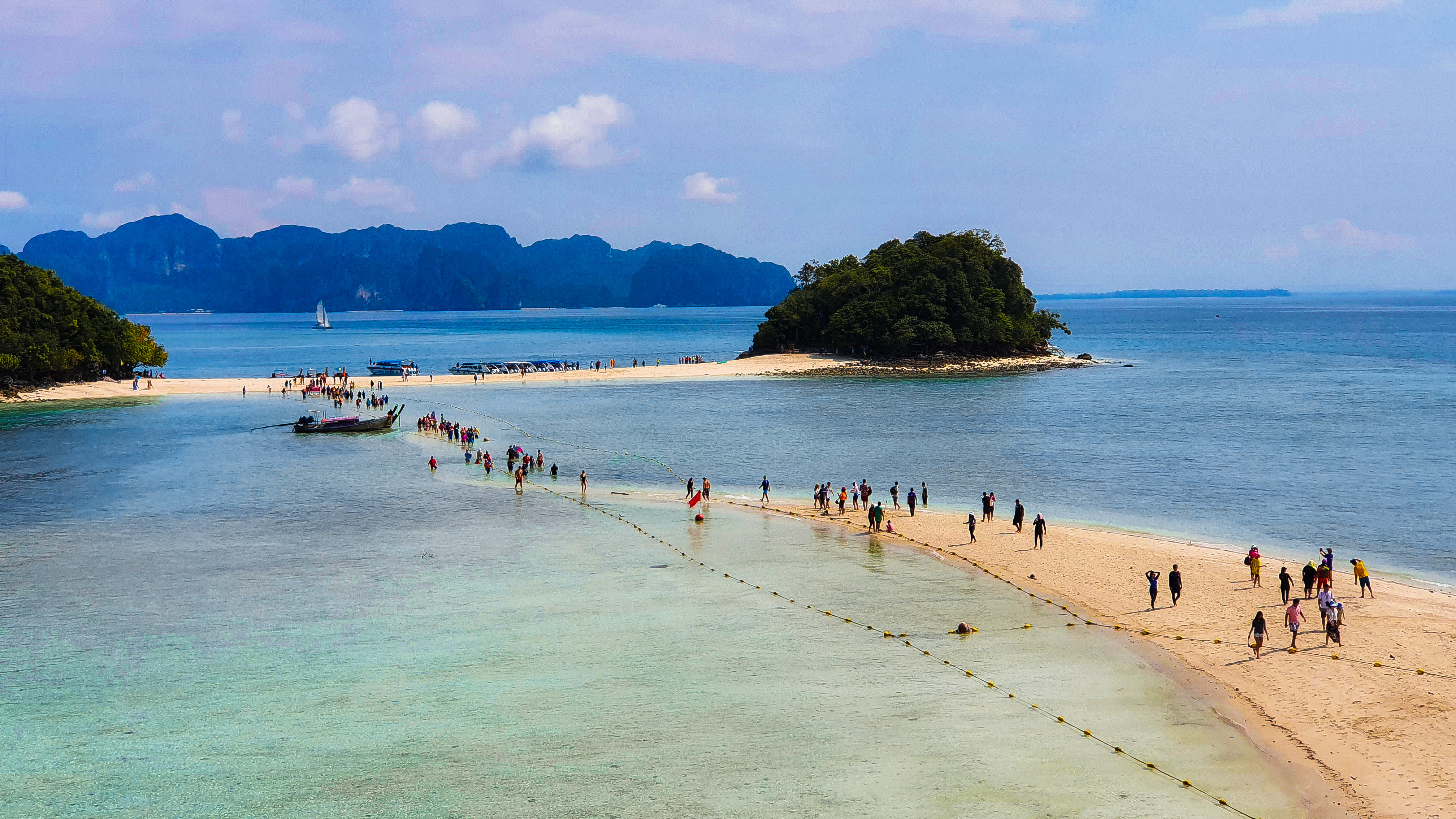Explore pristine beaches and crystal-clear waters on the 4 Islands Tour from Krabi. Experience relaxing moments and stunning views while snorkeling and discovering hidden gems of the region.