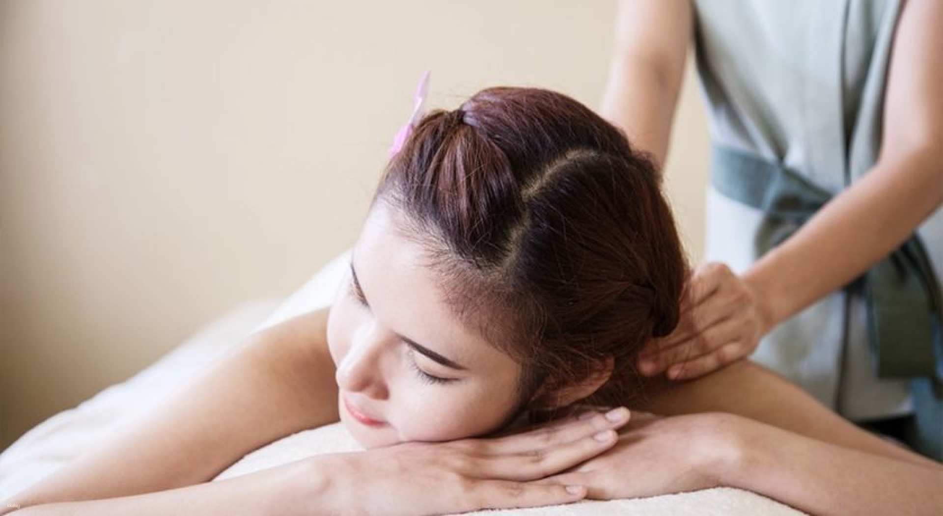 Indulge in a soothing escape at 8 Elements Spa where skilled hands melt away stress. Embrace the blend of tradition and modern wellness for a refreshing rejuvenation experience in Bangkok.