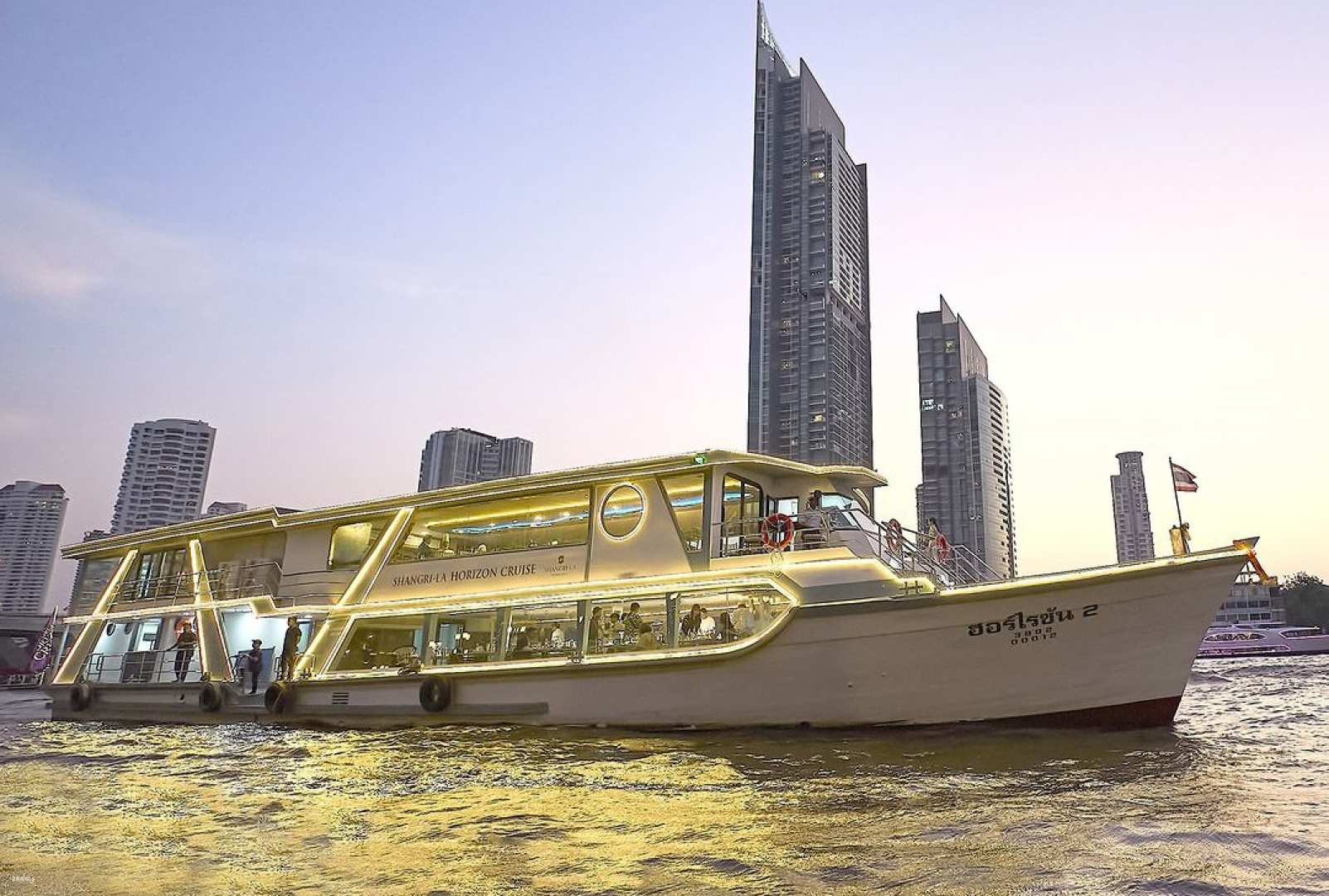 Experience serene afternoon tea on the Chao Phraya River savoring exquisite teas and vegan delicacies while enjoying stunning views of Thailand’s iconic landmarks aboard the luxurious Shangri-La Horizon Cruise.