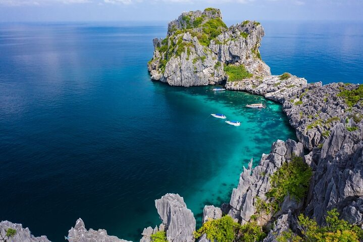 Experience the beauty of Ang Thong Marine Park where stunning rock formations meet crystal-clear waters inviting adventure and relaxation amidst nature's wonders. Perfect for explorers and beach lovers alike.