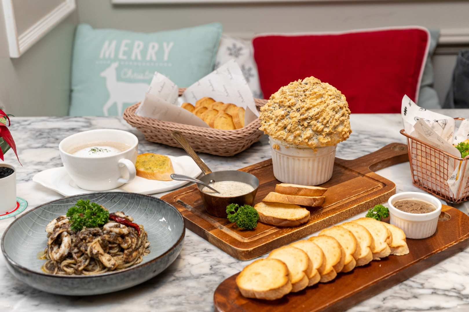 Step into a charming blend of vintage Hollywood and modern design while savoring delicious dishes. Every meal offers a unique taste of both Thai and international cuisine.