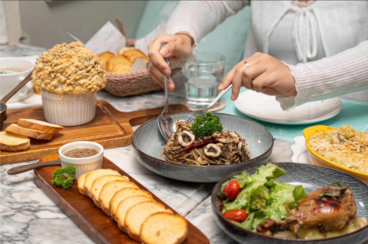 Savor exquisite dishes inspired by vintage Hollywood at Audrey Café. Each culinary creation invites you to indulge in Bangkok's essence while enjoying a stylish dining experience.