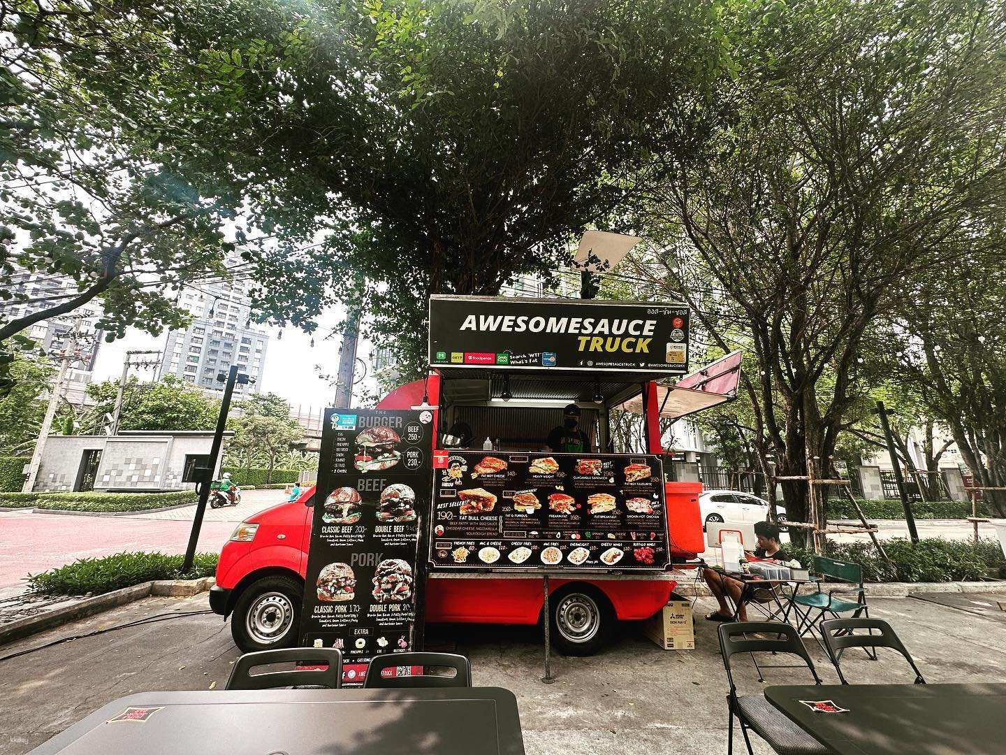 Indulge in freshly grilled cheese sandwiches and burgers at a cozy outdoor spot blending mouthwatering flavors with the charm of street food dining in Bangkok.