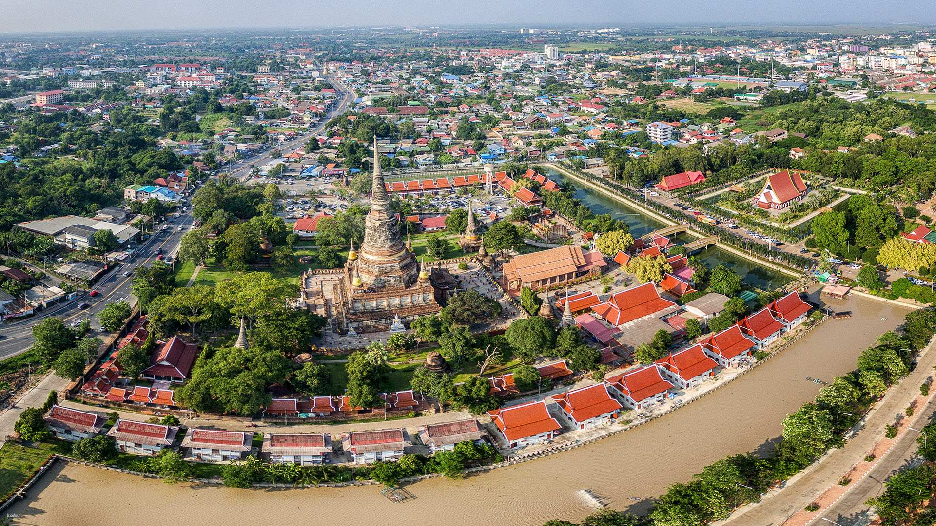 Discover ancient Thai culture while exploring stunning landscapes and historical sites complemented by a delightful buffet lunch on a scenic river cruise through Bangkok.