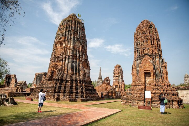 Explore the stunning ruins of Ayutthaya where ancient temples and historical landmarks tell the story of Thailand’s former capital. Immerse yourself in rich cultural heritage and breathtaking landscapes.