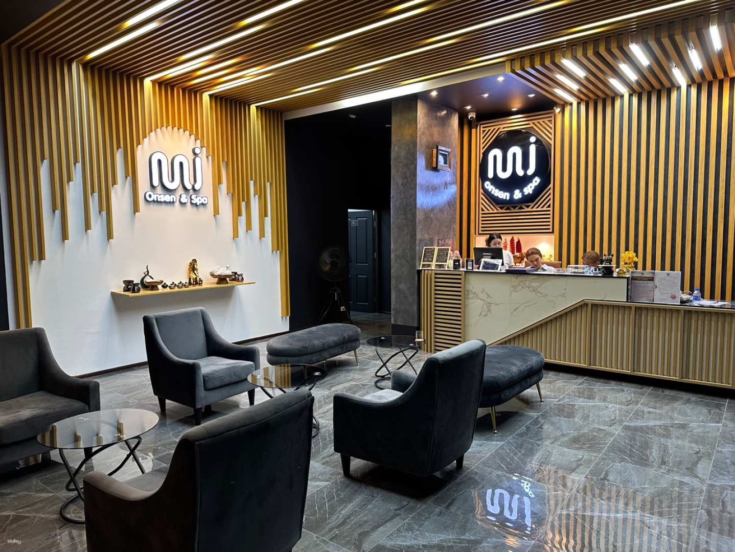 Relax in the elegant serenity of 방콕 미 온센&스파 where cozy seating invites you to unwind after a day of exploring Bangkok’s wonders. Experience rejuvenating massages tailored for every traveler.